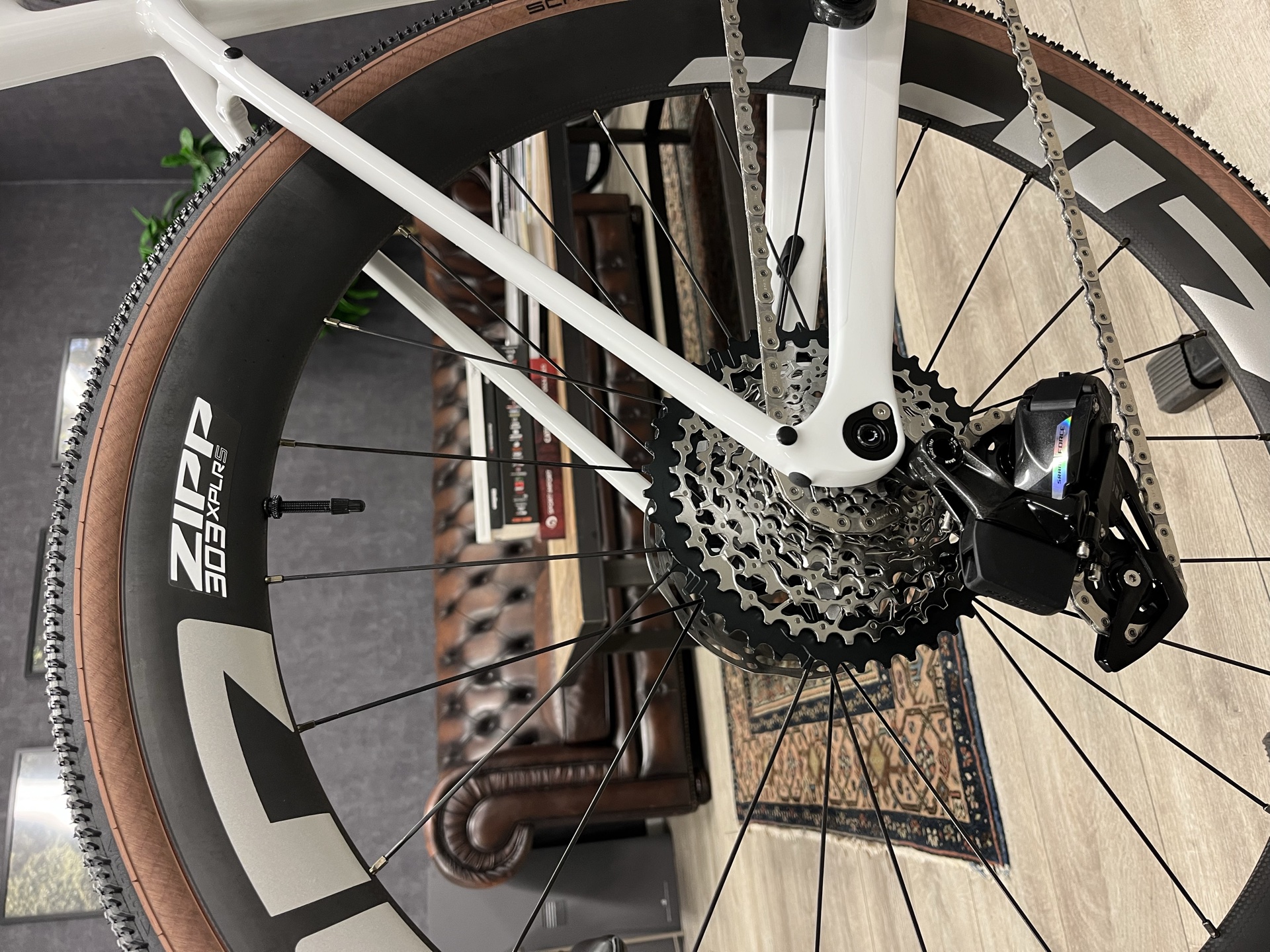 Detail achterderailleur met Zipp wielen in de showroom