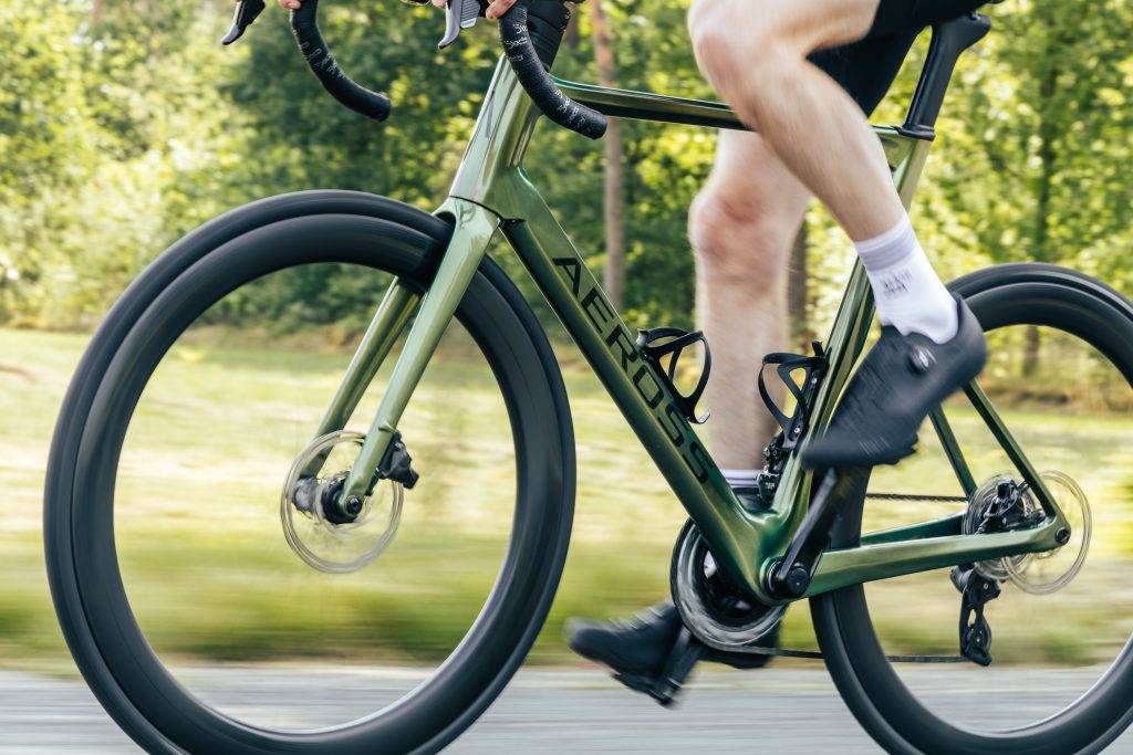 Close-up van een Aeross fiets aandrijflijn met derailleur en tandwielen — het schakelmechanisme is het hart van elke groepset