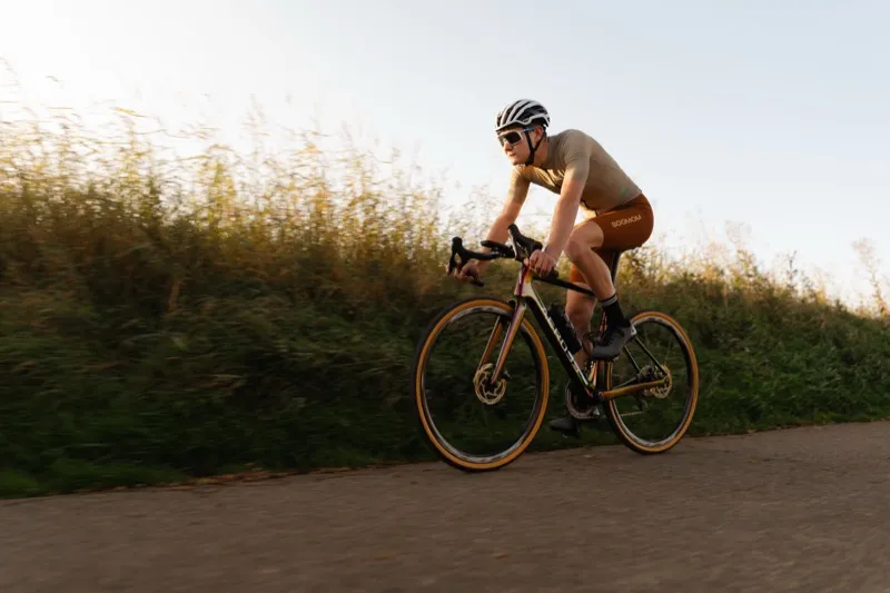Detail van een fiets aandrijfsysteem met derailleur — de keuze tussen 1x en 2x bepaalt het bereik en de eenvoud van je schakeling