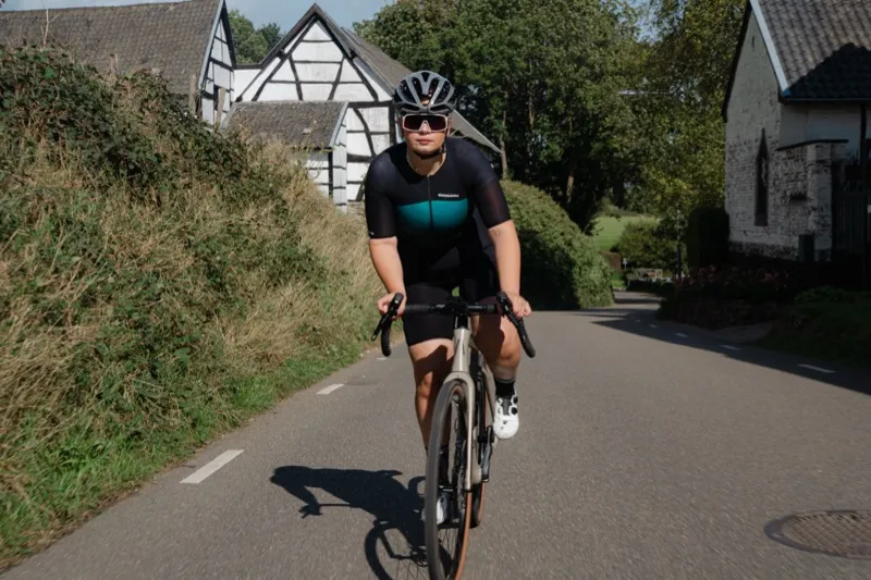 Racefiets tegen een bakstenen muur — een standaard merkfiets is direct leverbaar maar biedt minder persoonlijke keuzes