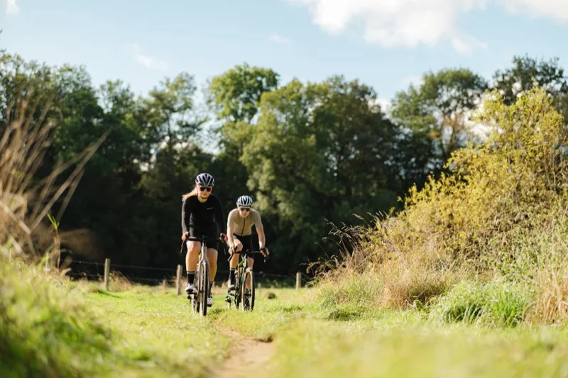 Wielrenners in een wedstrijd vanuit vogelperspectief — gran fondo's trekken honderden deelnemers