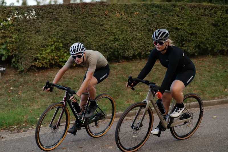 Groep wielrenners op de weg — het sociale aspect maakt gran fondo's bijzonder