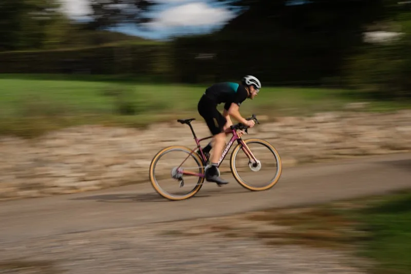 Detail van een fiets wiel met schijfrem en spaken — moderne wielsets combineren lichtgewicht met stijfheid