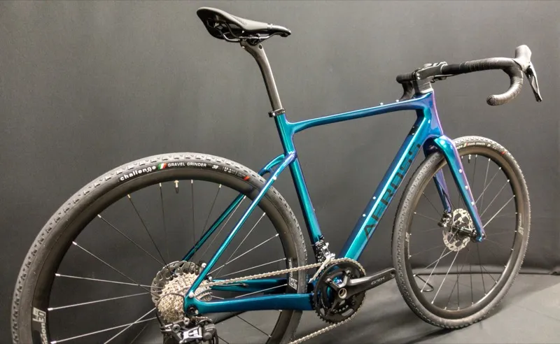 Detail van de Aeross Gravel X in Midnight Galaxy lak — teal metallic met glansafwerking