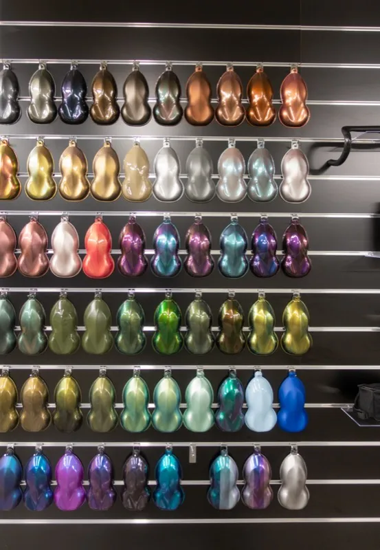 Slatwall met meer dan 50 metallic, pearl en colorshift lakstalen in de Aeross werkplaats in Valkenswaard