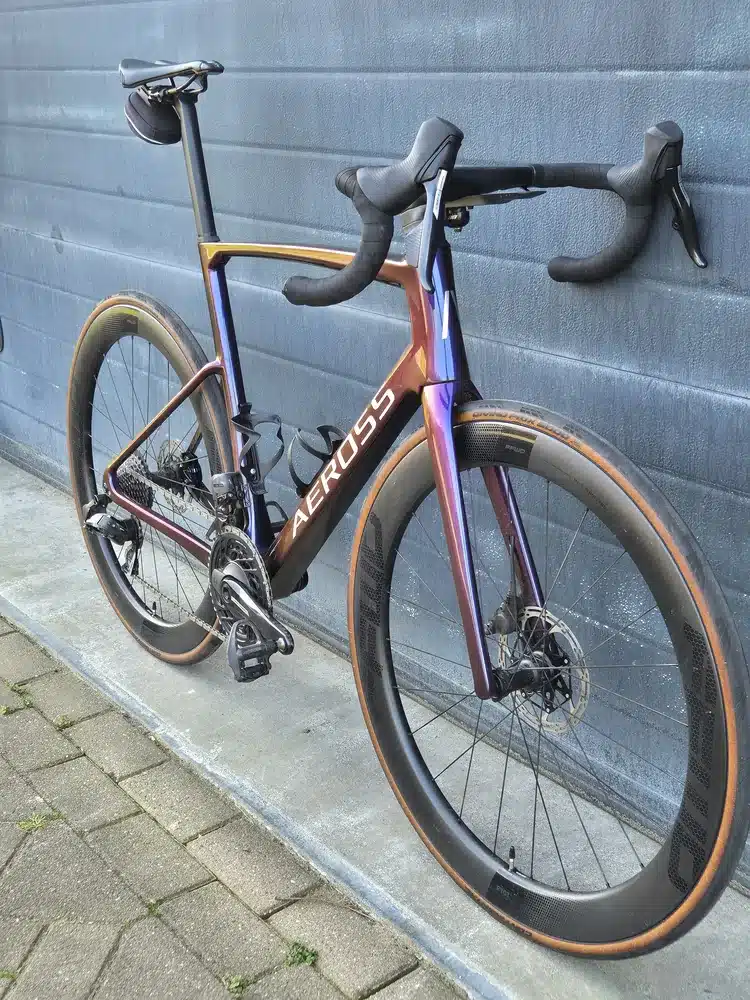 Aeross Aero Two aero racefiets schuin van boven, met geïntegreerde cockpit, aerodynamische zadelpen en diepe carbon velgen