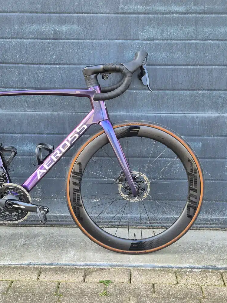 Voorwiel met diepe carbon velg en geïntegreerde cockpit van een aero racefiets van Aeross
