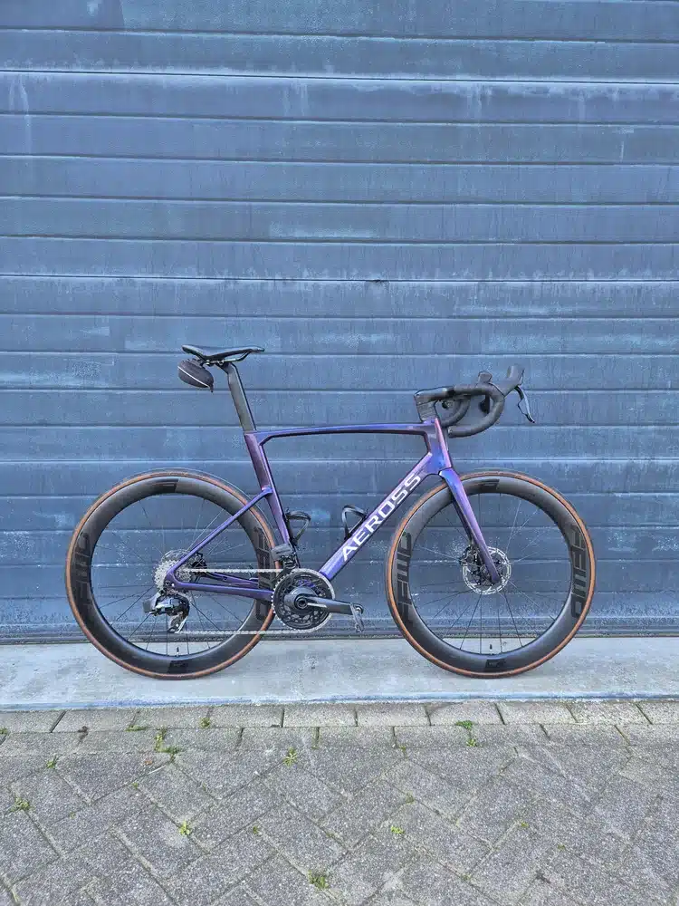 Aeross Aero Two aero racefiets in paarse colorshift lak, zijaanzicht met diepe carbon velgen
