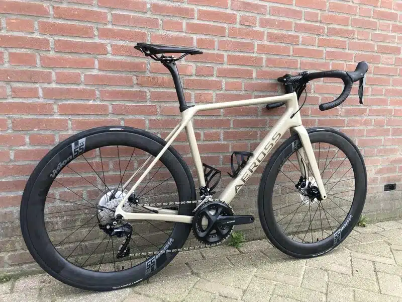Aeross Endurance in mocha schuin van voren, met cockpit, stuurpen en carbon wielen in beeld