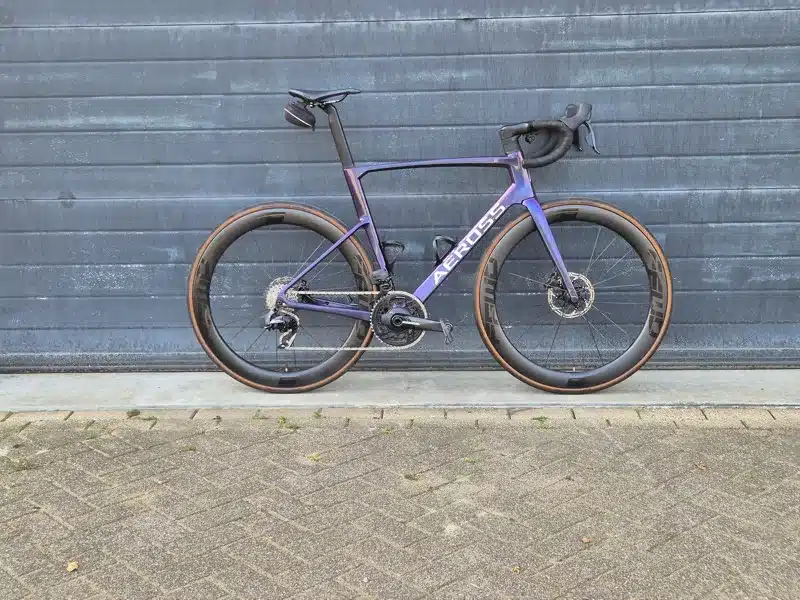 Aeross Aero Two carbon racefiets in paarse colorshift lak, zijaanzicht met diepe carbon velgen