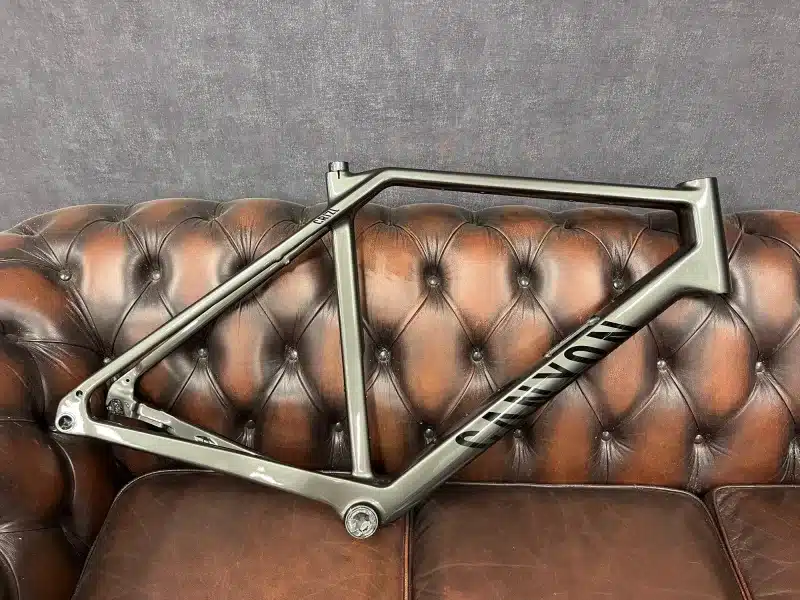 Canyon Grizl gravelbike frame donkergrijs hoogglans gespoten bij Aeross Bikes in Valkenswaard