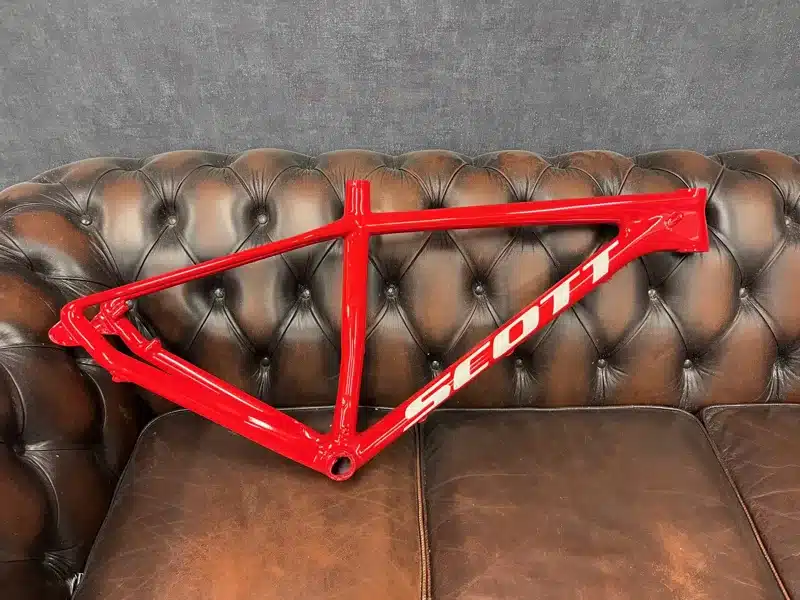 Scott mountainbike frame rood hoogglans gespoten bij Aeross Bikes in Valkenswaard