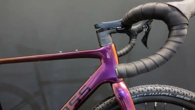 Cockpit van een Aeross Gravel X met stuurpen, spacers en balhoofd van opzij