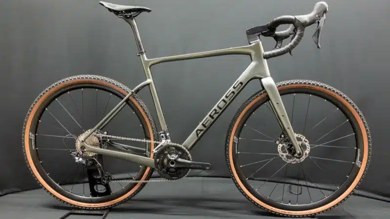 Aeross Gravel X in Amazonite Grey met bruine bandwangen, zijaanzicht