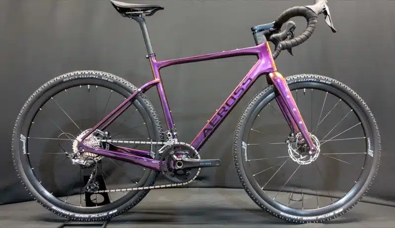 Aeross Gravel X in maat S met paarse colorshift lak, zijaanzicht in de studio
