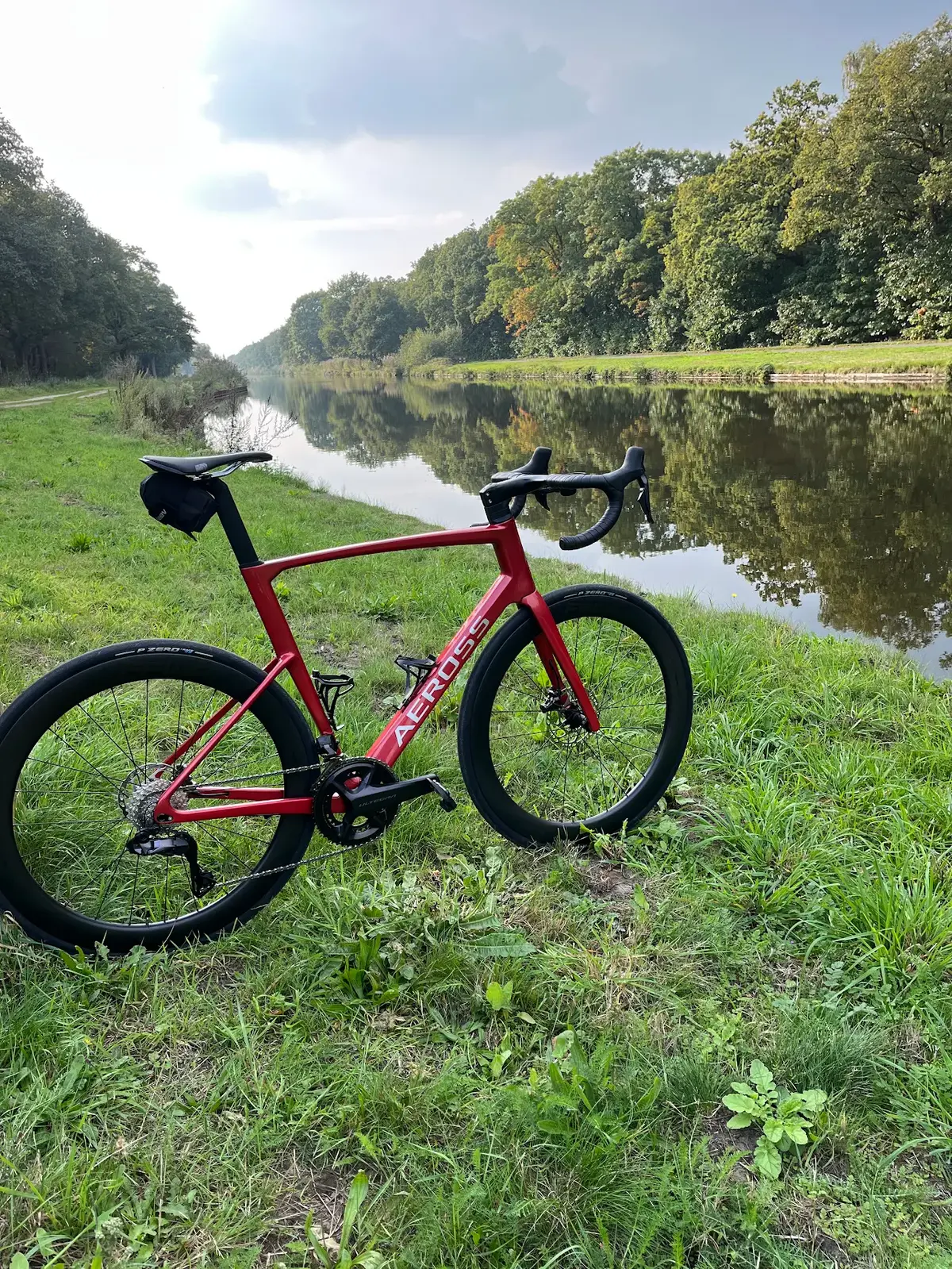 Rode Aeross Aero Two langs het kanaal